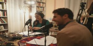 Stéphanie Khouri et Anthony Samrani enregistrant un épisode du podcast L'Orient-La Nuit